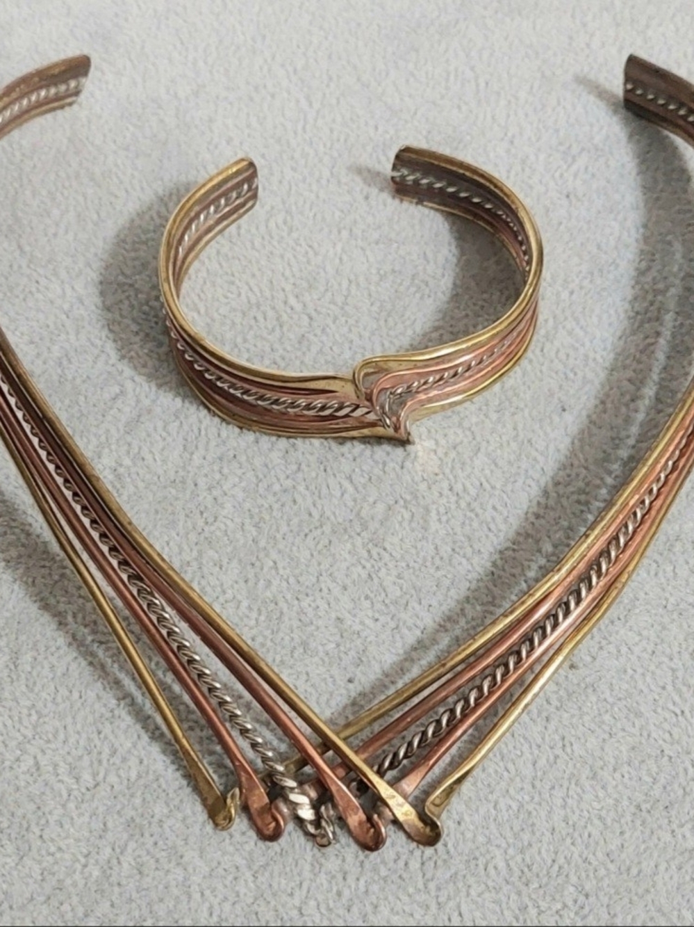 Vintage tricolor mixed-metal jewelry set, collar choker necklace cuff bracelet